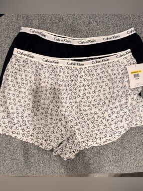 NWT Calvin Klein Black & White Logo Briefs - 2-Pack Size M